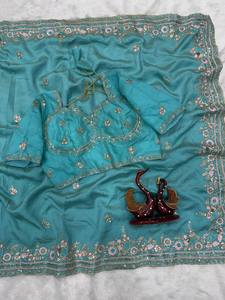 Ensemble de sari en soie vert marine de luxe avec bordure brodée de sequins et de zari, idéal pour les mariages indiens et pakistanais, et les fêtes, avec un blouz assorti. - Product Image 4