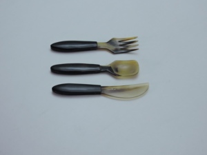 ชุดอุปกรณ์รับประทานอาหาร 3 ชิ้น ช้อน ส้อม มีด ลายวนตกแต่ง น้ำหนักเบา - Product Image 3