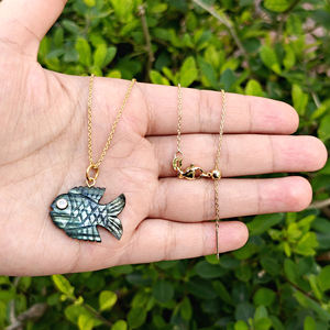 Collier pendentif poisson en labradorite naturelle sculpté à la main, laiton plaqué or 18 carats, bijoux de mode pour femmes, style été. - Product Image 2