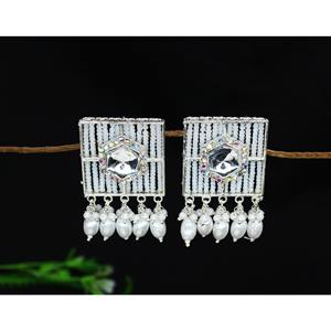 Vente en gros de boucles d'oreilles tendance Meenakari Kundan en plaqué or bijoux indiens de fête de mariage avec pompon pour fiançailles - Product Image 5