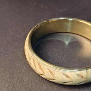 Bracelet manchette ethnique en laiton fait main, avec doublure intérieure en laiton et motif feuille sculpté à la main, aspect antique, pour l'exportation mondiale - Product Image 4