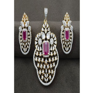 Ensemble collier et boucles d'oreilles élégant et tendance en laiton plaqué or avec zircon, collection pour femmes pour mariage et soirée - Product Image 2