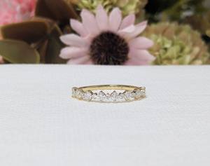 แหวนแต่งงานแบบครึ่งวงประดับมอสซาไนต์ทรงกลม 0.40 กะรัต, วงแหวนทองคำแท้ 14k สีเหลือง, ฝังเพชรแบบ Pave, ของขวัญวันครบรอบสำหรับผู้หญิง - Product Image 1