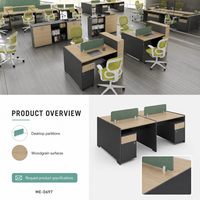 Poste de travail de bureau commercial moderne pour quatre personnes avec dessus en bois clair, panneaux de séparation verts et tiroirs de rangement pour dossiers