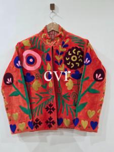 Manteau d'extérieur en velours Suzani fait main éco-responsable d'Ouzbékistan pour femme – Manteau de luxe brodé style bohème pour l'hiver et les soirées - Product Image 1