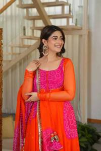 ชุดเดรส Anarkali ดีไซน์หรูหราสำหรับผู้หญิง ผ้าจอร์เจตต์เทียม พิมพ์ลายดิจิทัล พร้อมกางเกงและผ้าคลุมไหล่ - Product Image 4
