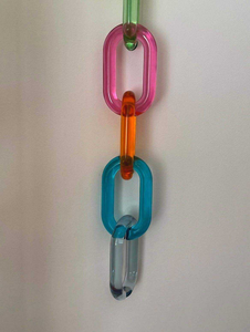 Moderna Escultura Decorativa de Pared con Cadena Acrílica Colorida, Diseño Geométrico para Bodas y Cumpleaños - Product Image 3