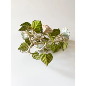Candelabro Floral de Calidad Óptima con Hojas Verdes y Flores Rosas para Decoración del Hogar - Product Image 6
