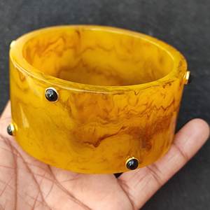 Bracelet manchette large et épais en ambre vintage avec saphir serti clos pour femme - Product Image 2