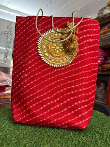 Bolsas de regalo premium para bodas de mujeres, recuerdos de Haldi y Mehendi, bolsas de regalo para novios, recuerdos indios de Sangeet, Mehndi y Nikkah. - Product Image 5