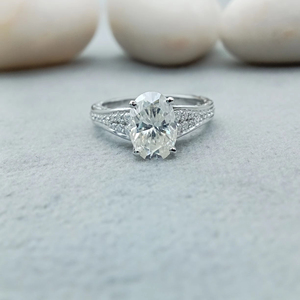 แหวนแต่งงานทรงรีทันสมัยจาก D'VINS JEWELS ประดับเพชรทรงเหลี่ยมเจียระไนแบบ Brilliant Cut สี D ชุบทองคำขาว พร้อมใบรับรอง - Product Image 1