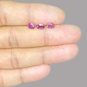พลอยทัวร์มาลีนรูเบลไลต์ธรรมชาติทรงหลวม ขนาด 6x4 มม. น้ำหนักรวม 27 กะรัต - Product Image 2