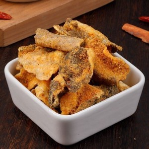 ขนมหนังปลาทอดกรอบ รสเผ็ดทะเล บรรจุกล่อง 1 กก. - Product Image 1
