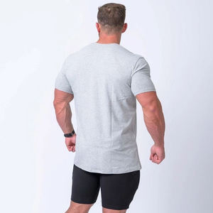 T-shirt pour homme à manches courtes gris clair, col rond, coupe ajustée, couleur unie, tissu jersey tricoté décontracté, respirant - Product Image 4