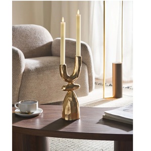 Candelero de latón con forma de flor de tulipán, alto, fundido a mano, con tallo floral y nudos de hojas que parecen brotes. - Product Image 3