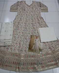Traje Anarkali de Georgette Blanco con Bordado Real para la Colección de Trajes Indios y Pakistaníes - Product Image 6