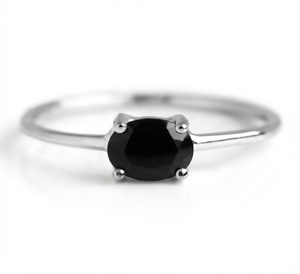 Anillo Elegante para Mujer Rhaya Jewels, Chapado en Rodio, Plata de Ley 925, Corte Ovalado, Ónix Negro, Engaste de Garras, Banda Delicada, Moderno, para Compromiso - Product Image 1