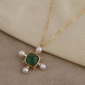 Collar con colgante de cuarzo verde fresa chapado en oro - Collar ajustable con diseño de cruz de perlas de agua dulce, joyería para ella - Product Image 3