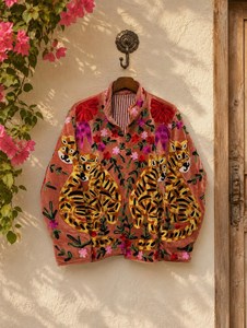 Veste en velours brodé Suzani pour femme, style audacieux et moderne, motif floral tigre, manteau bohème artisanal - Product Image 1