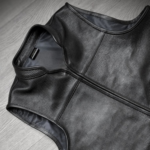 Gilet de moto en cuir de vachette véritable perforé sur mesure pour homme, noir, fermeture éclair sur le devant, col montant, gilet de motard premium - Product Image 3