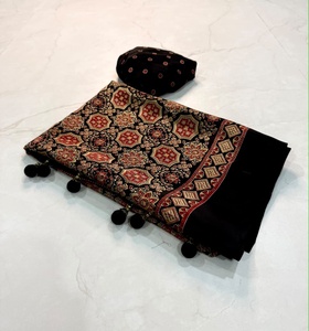 Sari en soie Gaji crêpe à imprimé Ajrakh de créateur, accompagné d'un morceau de blouse non cousu assorti - Product Image 2