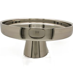 Support à gâteau en métal design, conçu pour devenir le centre d'attention des tables de desserts lors d'événements et de célébrations - Product Image 2