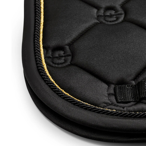 Manta de Silla de Montar Acolchada Negra para Doma Clásica, Forro de Poliéster Polar, Ribete Dorado, Personalizada por Sublimación, Profesional para Equitación - Product Image 5