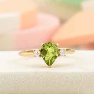 แหวนหมั้นเพอริดอทสีเขียว เงินแท้ 925 ชุบทอง 14K รูปทรงลูกแพร์ พลอยแท้รับรองคุณภาพ ของขวัญ - Product Image 1