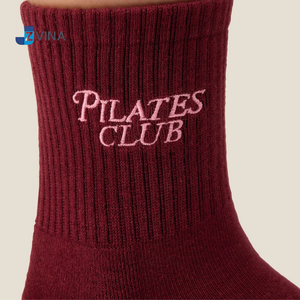 Chaussettes de Pilates bordeaux pour femmes, antidérapantes, avec logo brodé, chaussettes de yoga et de barre - Product Image 4