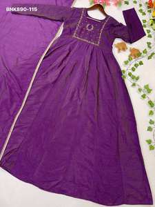 El mejor conjunto de vestido y dupatta de seda Vichitra con bordados a mano para festivales, proveedor de moda femenina de Surat a precio mayorista. - Product Image 6