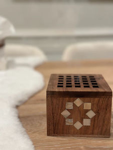 Caja de Incienso Bakhoor Tradicional de Madera con Incrustaciones Decorativas - Product Image 2