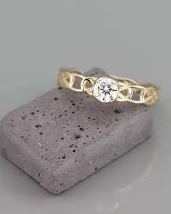 Anillo de Compromiso de Plata de Ley 925 con Circonita Cúbica de Corte Brillante de Inspiración Vintage, Diseño Celta Moderno, para Regalo de Mujer - Product Image 2