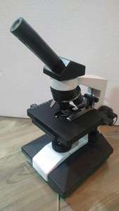 Microscopio Clínico Binocular de Laboratorio Biológico con Iluminación LED, Enfoque Manual, Ocular 10x, Clasificación IP55, Ampliación de 100x-1000x - Product Image 3