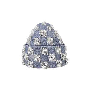Bonnet unisexe à carreaux avec décorations en perles et strass, bleu, 56-58 cm, tricoté à la main, bonnet d'hiver pour adultes, style décontracté et élégant - Product Image 3