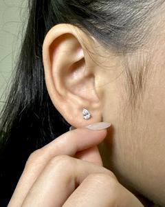 Boucles d'oreilles clous solitaires en diamant de laboratoire taille poire allongée à trois griffes, or 18 carats, fournisseur de bijoux fins de luxe - Product Image 3