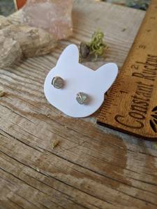 ต่างหูเงินแท้ประดับลาบราดอไรต์ ต่างหูคริสตัลธรรมชาติ สไตล์มินิมอล ของขวัญสำหรับเธอ - Product Image 2