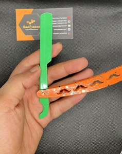 Navaja de barbero turca de hoja recta plegable, de acero inoxidable con recubrimiento en polvo, con soporte para navaja y cuerpo personalizable en color. - Product Image 2