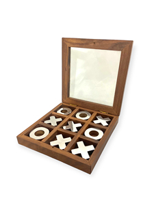 Conçu pour le plaisir classique des jeux de table, boîte de tic-tac-toe en bois naturel de 6 pouces avec construction en verre, idéale pour les loisirs en famille - Product Image 1