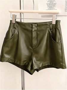 Shorts en similicuir pour femmes, fabrication directe d'usine, design personnalisé, cuir végétalien de qualité supérieure, fabricant de vêtements de mode - Product Image 3