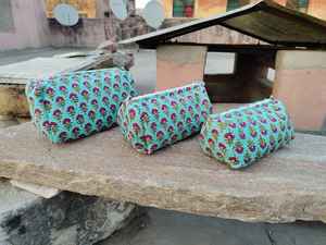 Grande trousse de toilette imprimée à la main, sac imperméable, trousse de maquillage, sacs de voyage avec poches, cadeau pour elle, sacs cadeaux de Noël - Product Image 4