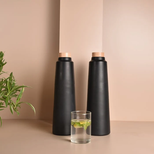 Juego de 2 jarras de terracota negra hechas a mano - 800 ml con tapa de corcho y madera (textura natural - sin colores ni químicos utilizados) - Product Image 1