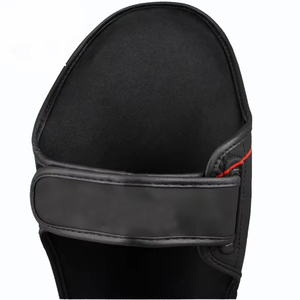 Protège-tibias en PU légers et personnalisables, noir avec surpiqûres rouges, fermeture élastique réglable à boucle auto-agrippante, équipement de protection pour la boxe, le MMA et le Muay Thai - Product Image 2