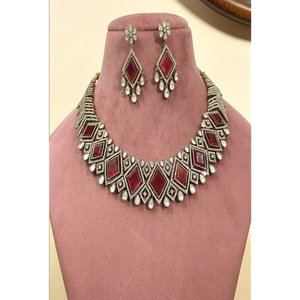 Parure Collier Ras-du-Cou et Boucles d'Oreilles en Laiton Plaqué Or avec Moissanite et Pierres Kundan, Style Tendance et Élégant, Collection Mariage - Product Image 2