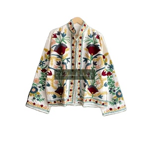Veste courte à broderie florale Suzani pour femmes d'hiver à la main en tissu tricoté avec remplissage en coton et caractéristique respirante - Product Image 1