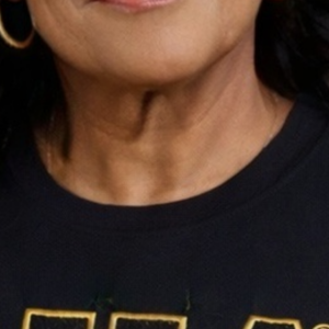 Camiseta Negra AKA Golden Soror Chenille con Letras Griegas Bordadas, Camiseta de Algodón Premium, Ropa Casual de Calle, Prenda de Sororidad - Product Image 3