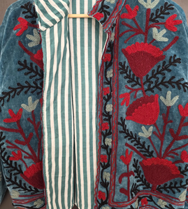 Chaqueta Bohemia Bordada con Diseño Suzani en Terciopelo Verde Azulado de Inspiración Vintage, Motivos Florales Intrincados Hechos a Mano, Forro de Algodón Ecológico - Product Image 2