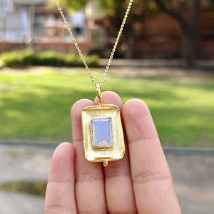 Collier tendance de luxe avec pendentif en opalite rectangulaire, chaîne en or plaqué 18 carats, collier statement. - Product Image 1