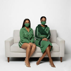 Conjunto de faldas transpirables OEM personalizadas para mujer, top corto con capucha y estampado de logotipo informal, conjunto de faldas con capucha para invierno. - Product Image 5