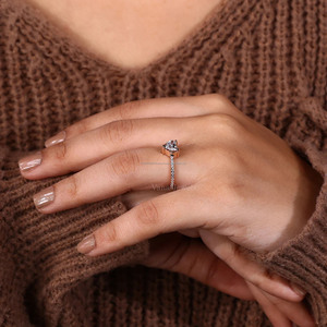 Anillo de compromiso de diamante cultivado en laboratorio en forma de corazón de estilo moderno, oro amarillo sólido de 14K con ajuste de pavé, regalo de boda o aniversario - Product Image 2