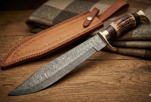 Cuchillo de caza hecho a mano de acero de Damasco con punta curva, mango de asta de ciervo y funda de cuero. - Product Image 2